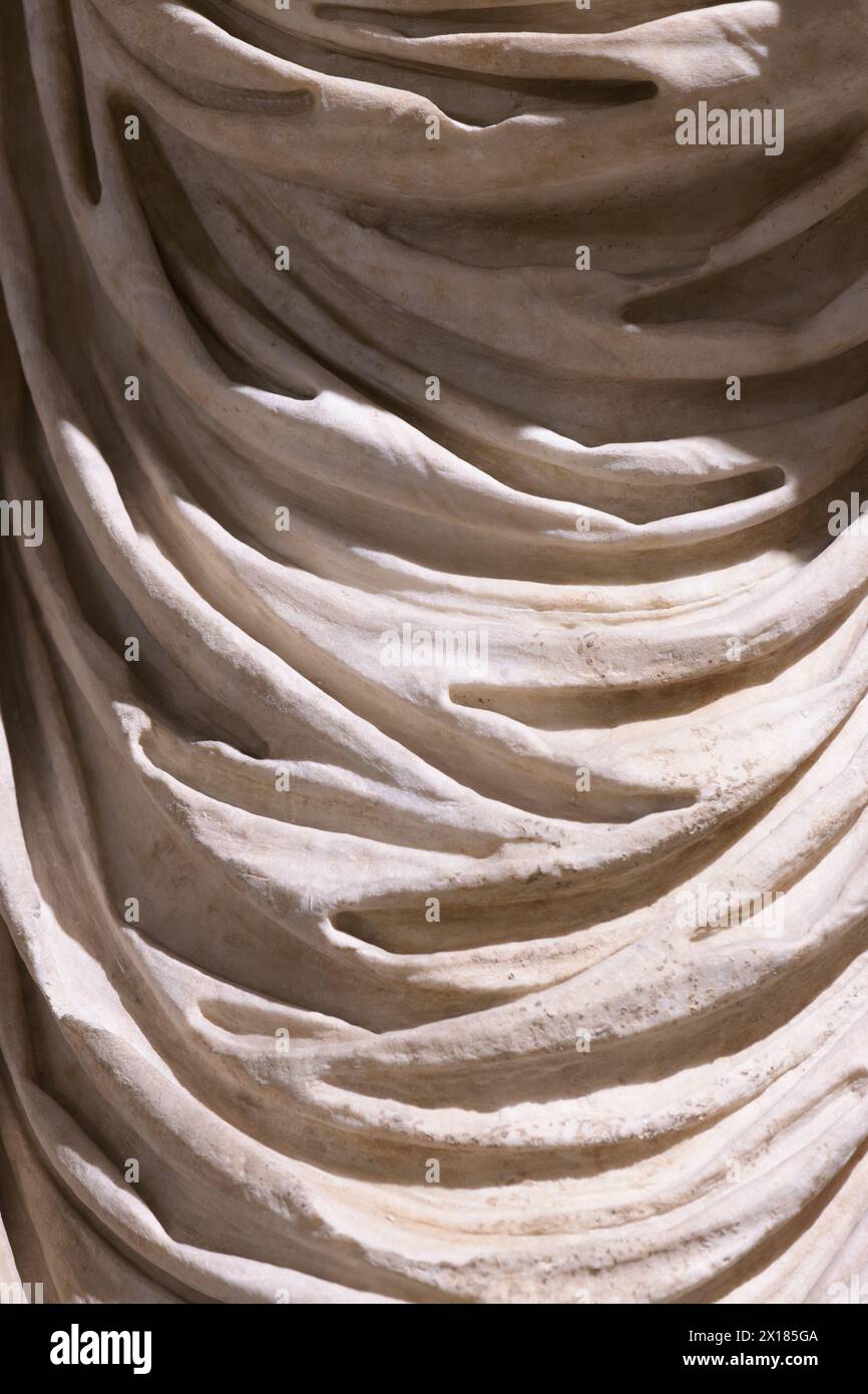 Frammento delle pieghe del tessuto dell'indumento sull'antica statua romana Foto Stock