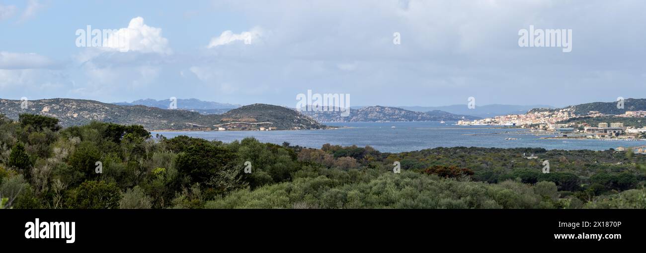 Vista della città di Maddalena dall'Isola Caprere, foto panoramica, Parco Nazionale dell'Arcipelago di la Maddalena, Gallura, Sardegna, Italia Foto Stock