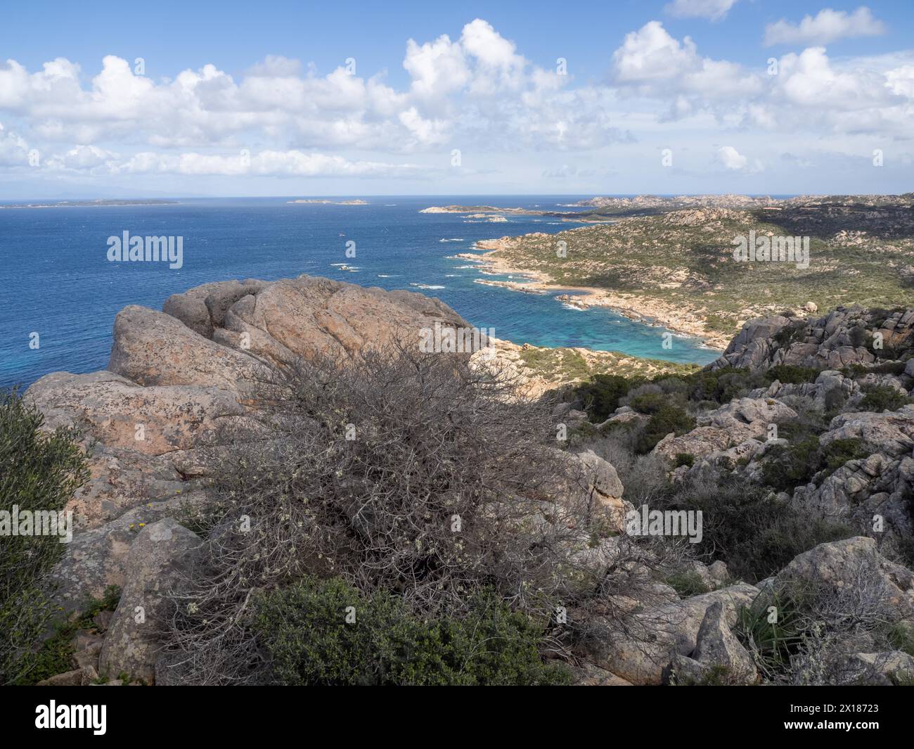 Roccia granitica su una collina, baia, isola di la Maddalena, vicino a Maddalena, Parco Nazionale dell'Arcipelago di la Maddalena, Gallura, Sardegna, Italia, Europa Foto Stock