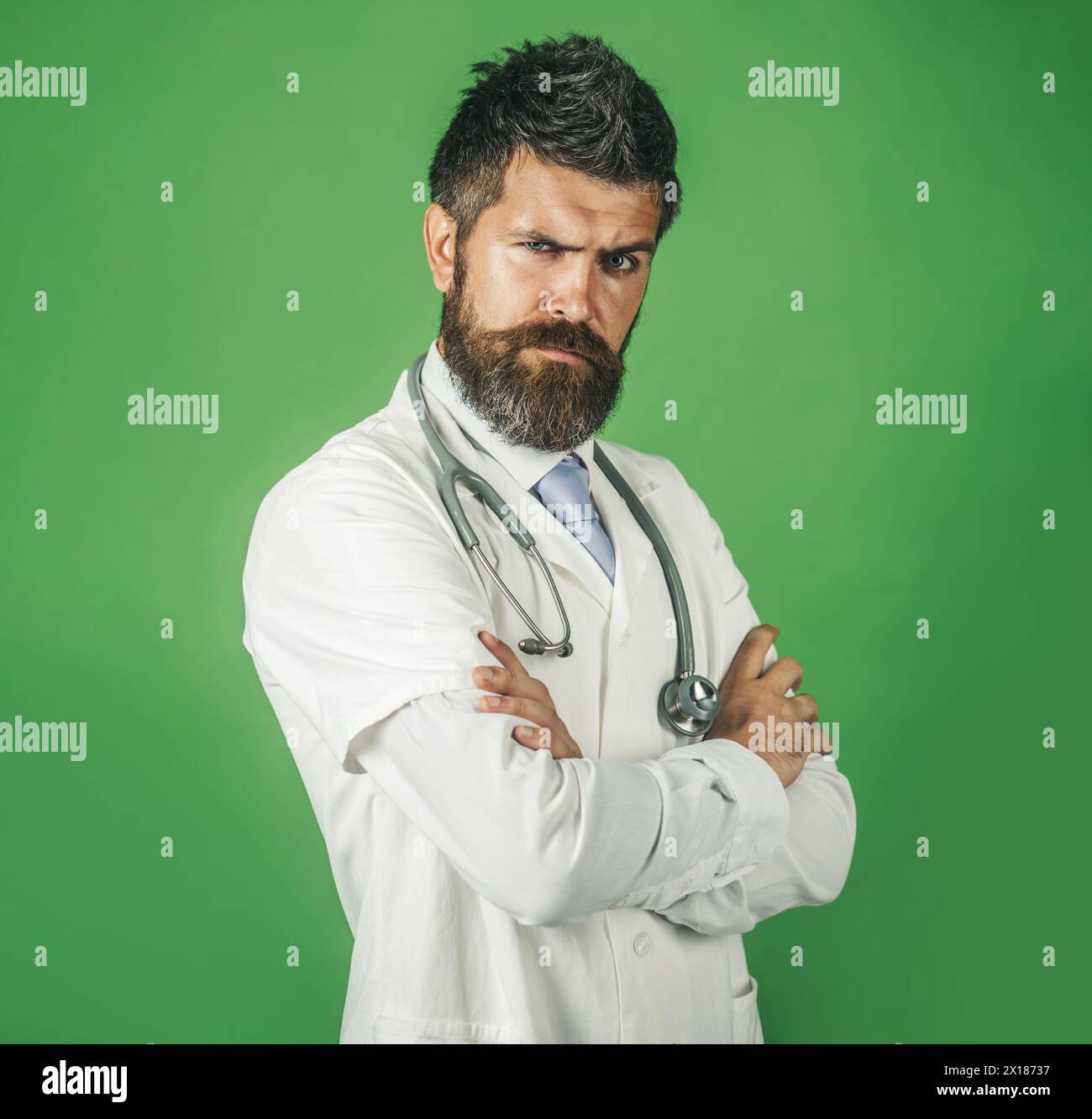 Concetto di assistenza sanitaria, trattamento e personale medico. Ritratto di un medico maschile serio in indumenti da lavoro con stetoscopio sul collo. Bel tirocinante barbuto Foto Stock