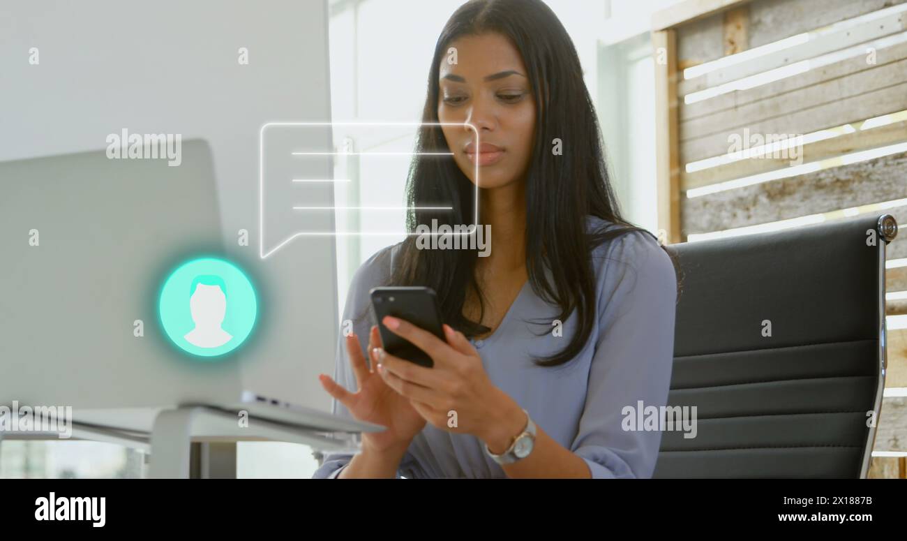 Immagine di una donna d'affari che usa lo smartphone rispetto a una donna d'affari digitale che usa le cuffie per telefono Foto Stock
