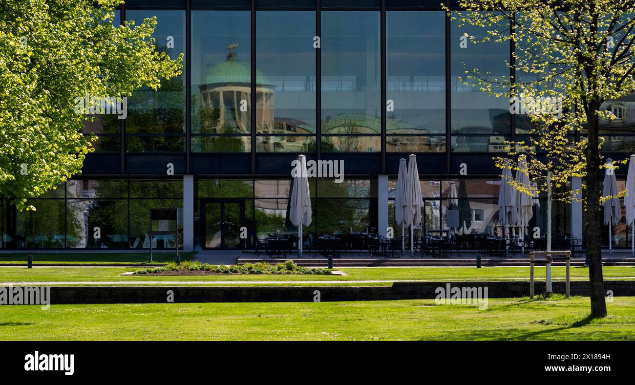 Cupola di Wuerttembergischer Kunstverein riflessa nella facciata di vetro, Parlamento di Stato del Baden-Wuerttemberg, Stoccarda, Baden-Wuerttemberg, Germania Foto Stock