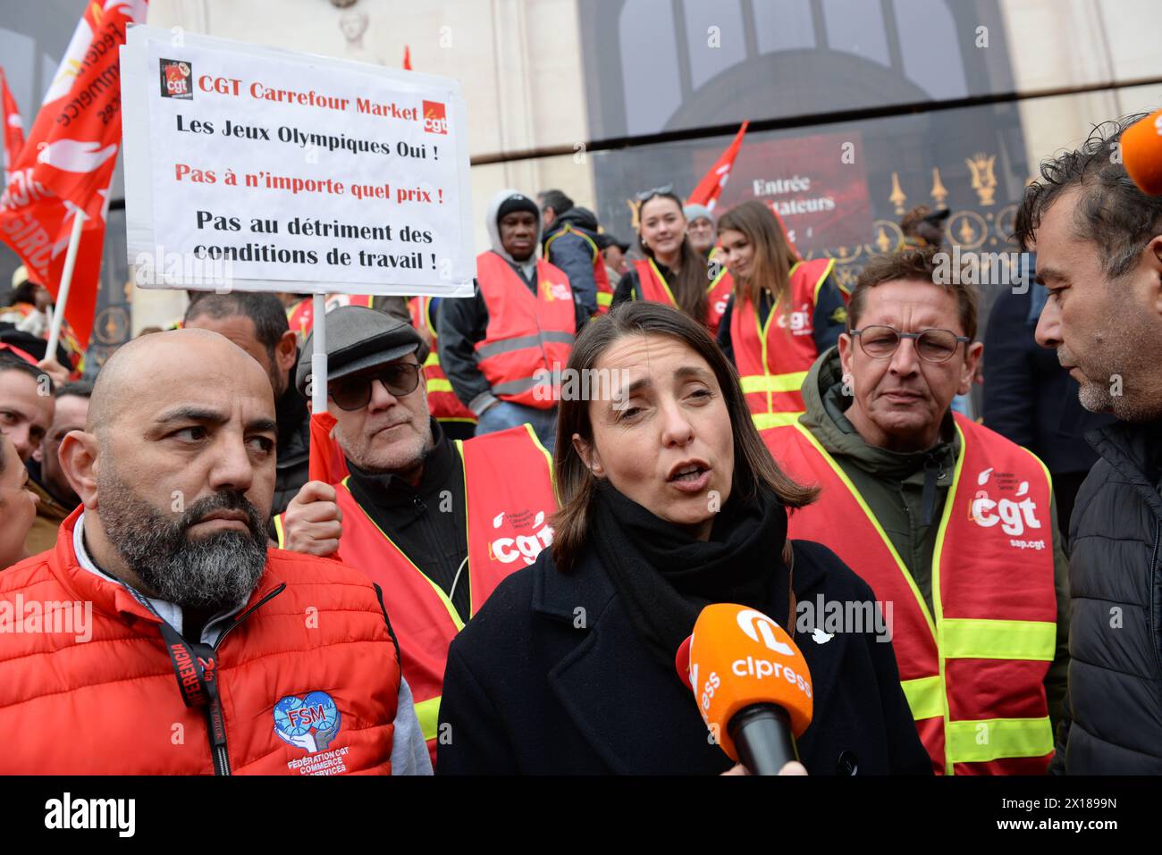 Les salariés du commerce défilent à Paris et promettent au ministre Guérini un incendie social S'ils n'obtiennent pas satisfaction lors des JO Foto Stock