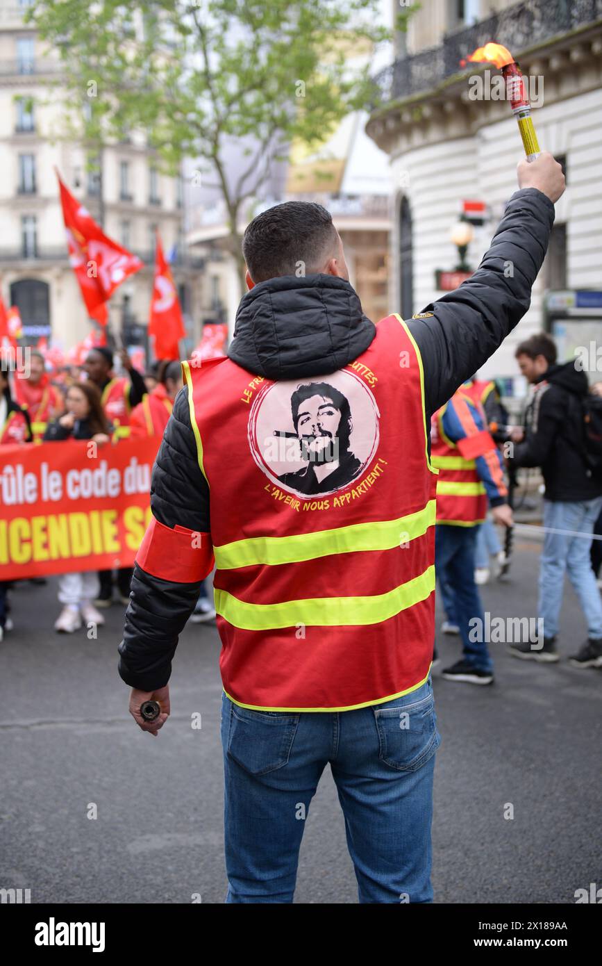 Les salariés du commerce défilent à Paris et promettent au ministre Guérini un incendie social S'ils n'obtiennent pas satisfaction lors des JO Foto Stock