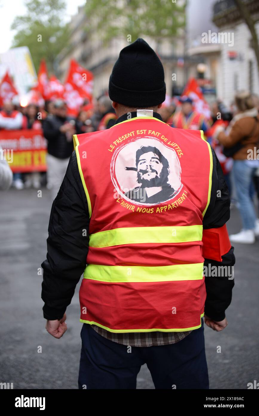 Les salariés du commerce défilent à Paris et promettent au ministre Guérini un incendie social S'ils n'obtiennent pas satisfaction lors des JO Foto Stock