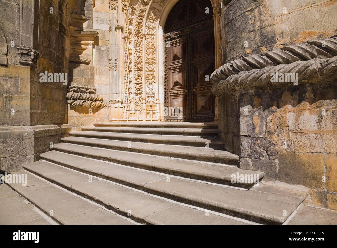 Scalini e porta d'ingresso ad arco decorati con dettagli architettonici presso il Convento di Cristo a Tomar, Portogallo Foto Stock