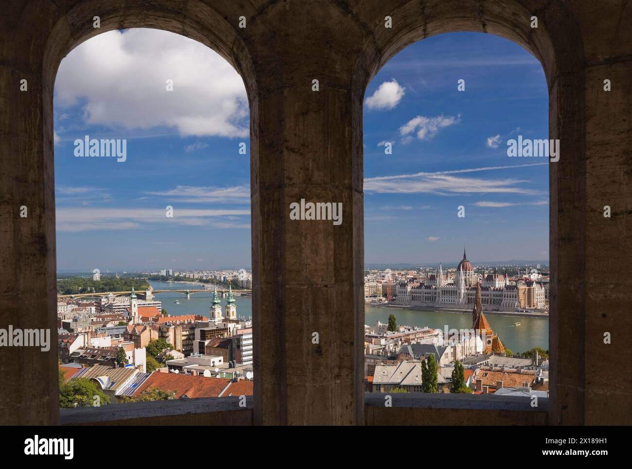 Skyline della città di Budapest con il fiume Danubio e il parlamento ungherese attraverso archi di pietra in estate, Ungheria Foto Stock