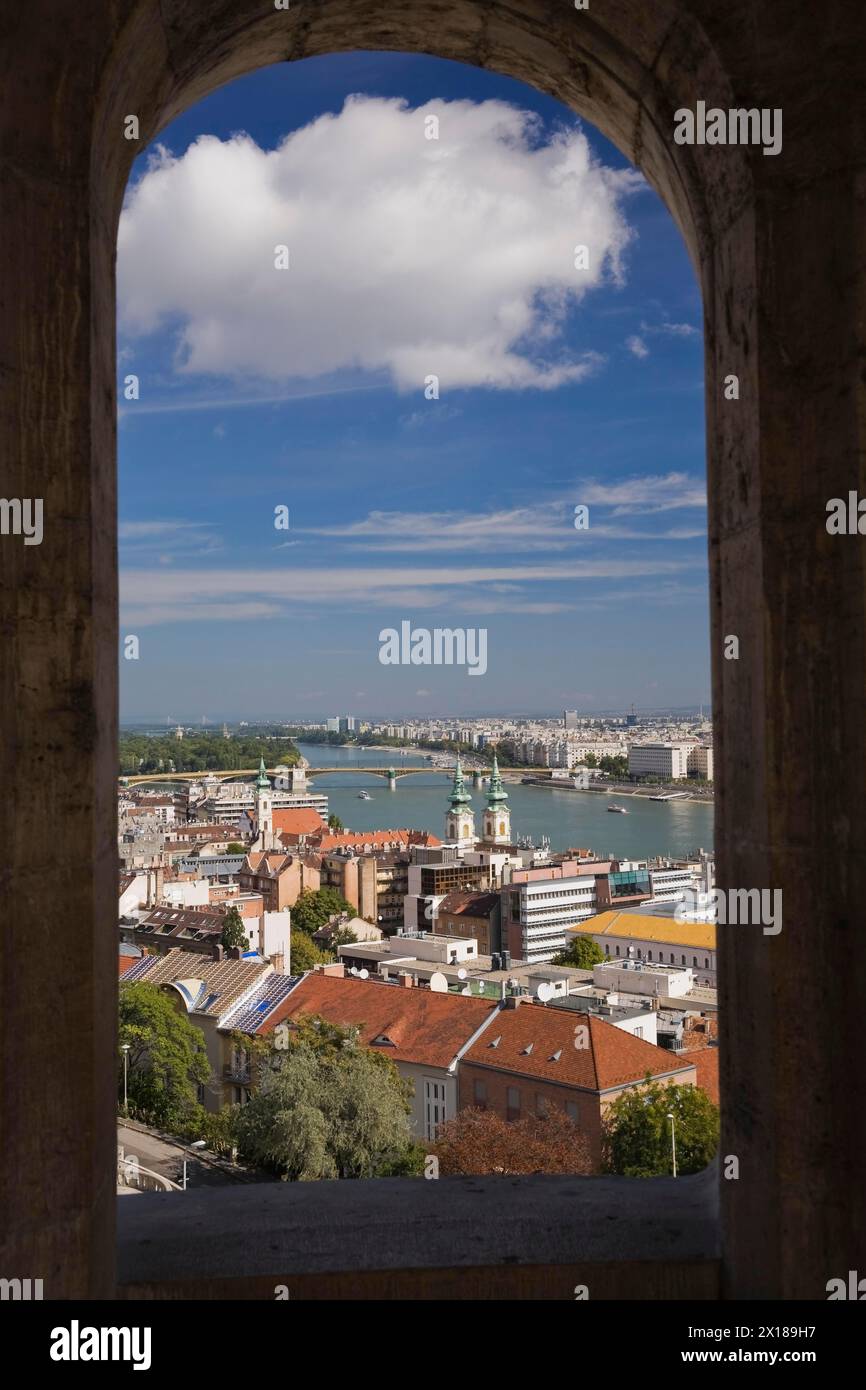 Lo skyline della città di Budapest con il Danubio attraverso l'arco di pietra in estate, Ungheria Foto Stock