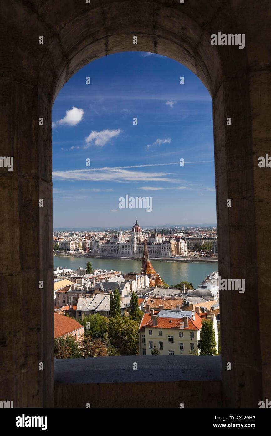 Skyline della città di Budapest con il fiume Danubio e il parlamento ungherese attraverso l'arco di pietra in estate, Ungheria Foto Stock