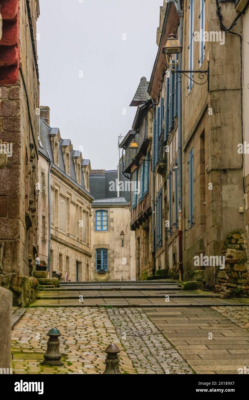 Rue des Gentilshommes con case in pietra case a graticcio, Quimper, dipartimento Finistere Penn-ar-Bed, regione Bretagne Breizh, Francia Foto Stock