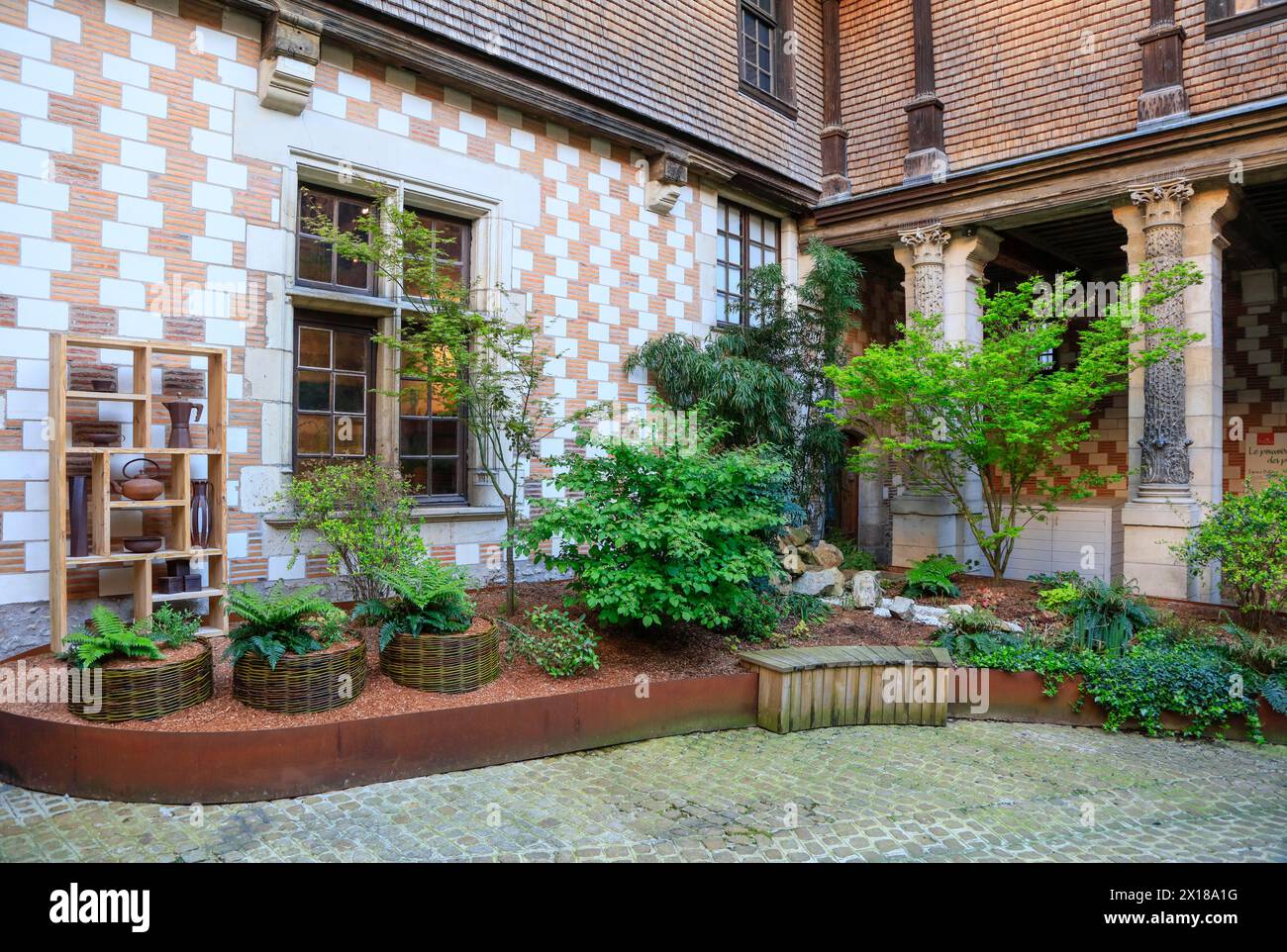 Casa di una ricca famiglia di mercanti del XVI secolo, Hotel de Mauroy con Maison de l'Outil et de la Pensee ouvriere, . Centro storico di Troyes, A. Foto Stock