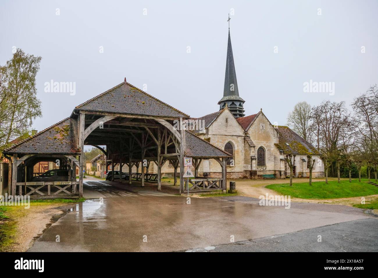 Mercato aperto e chiesa nel villaggio di Lesmont, dipartimento di Aube, regione Grand Est, Francia Foto Stock