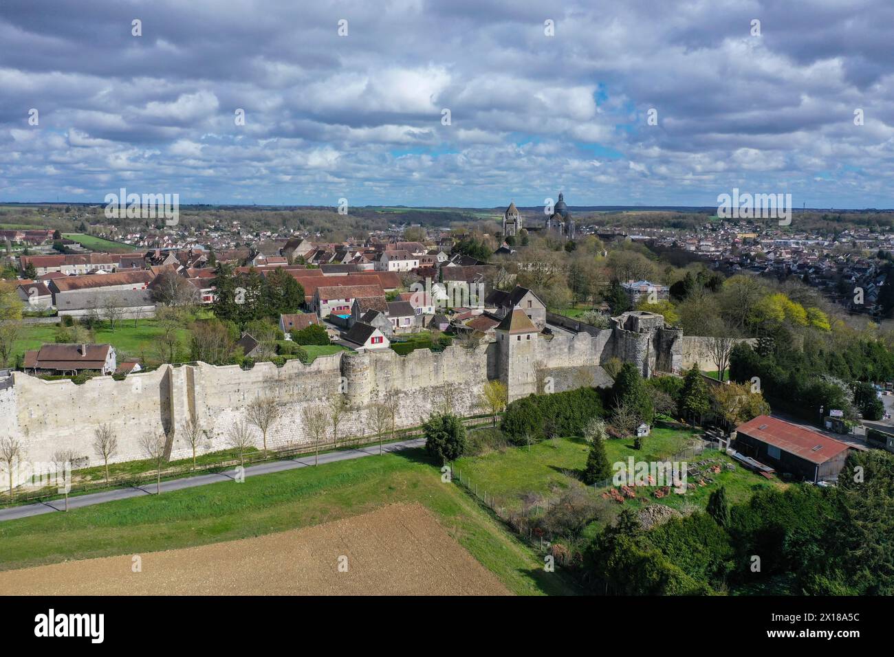 Veduta aerea della città medievale fortificata di Provins, patrimonio dell'umanità dell'UNESCO dal 2001, dipartimento della Senna e della Marna, regione dell'Ile-de-France, fra Foto Stock