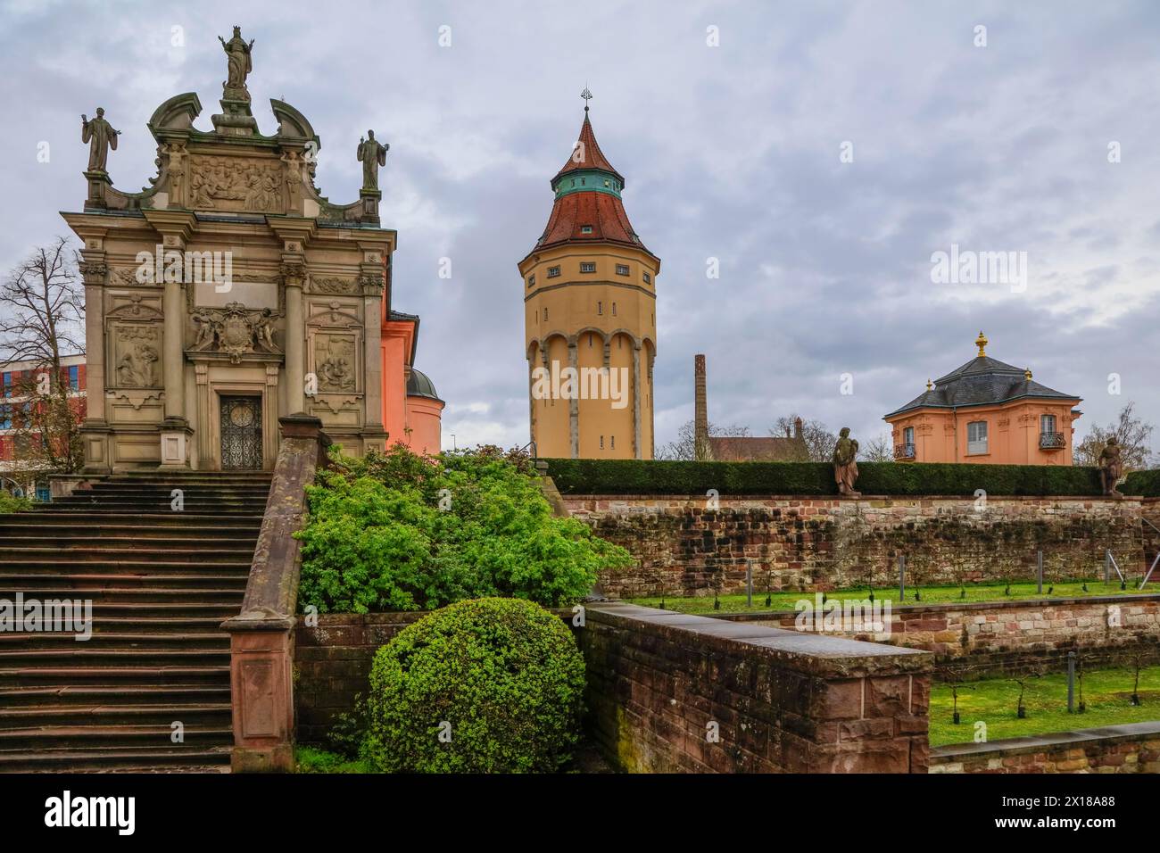 Cappella Einsiedeln, storica torre dell'acqua e Castello di Pagodenburg, ex residenza dei margravi di Baden-Baden, Rastatt, Baden-Württemberg, Germania, Foto Stock