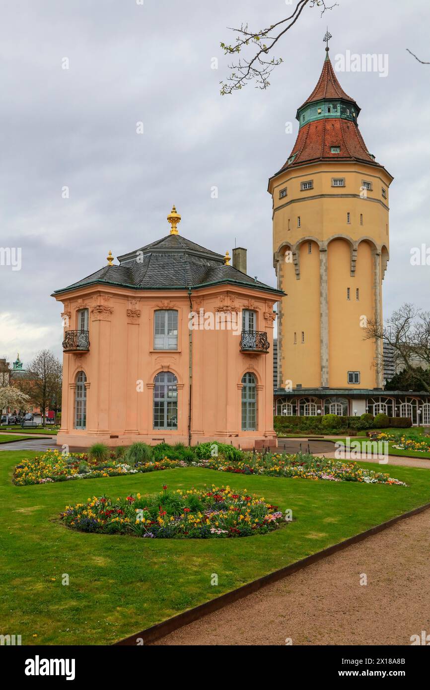 Storica torre dell'acqua e castello di Pagodenburg, Murgpark, ex residenza dei margravi di Baden-Baden, Rastatt, Baden-Wuerttemberg, Germania Foto Stock