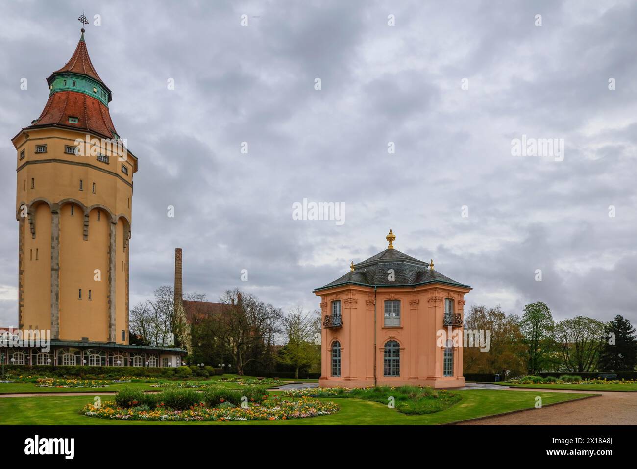 Storica torre dell'acqua, birrificio C. Franz e castello di Pagodenburg, Murgpark, ex residenza dei margravi di Baden-Baden, Rastatt, Baden-Württemberg, Foto Stock