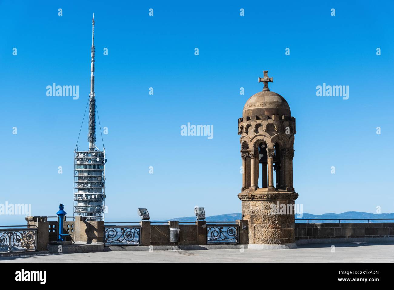 Torre de Collserola torre televisiva sul Tibidabo a Barcellona, Spagna Foto Stock