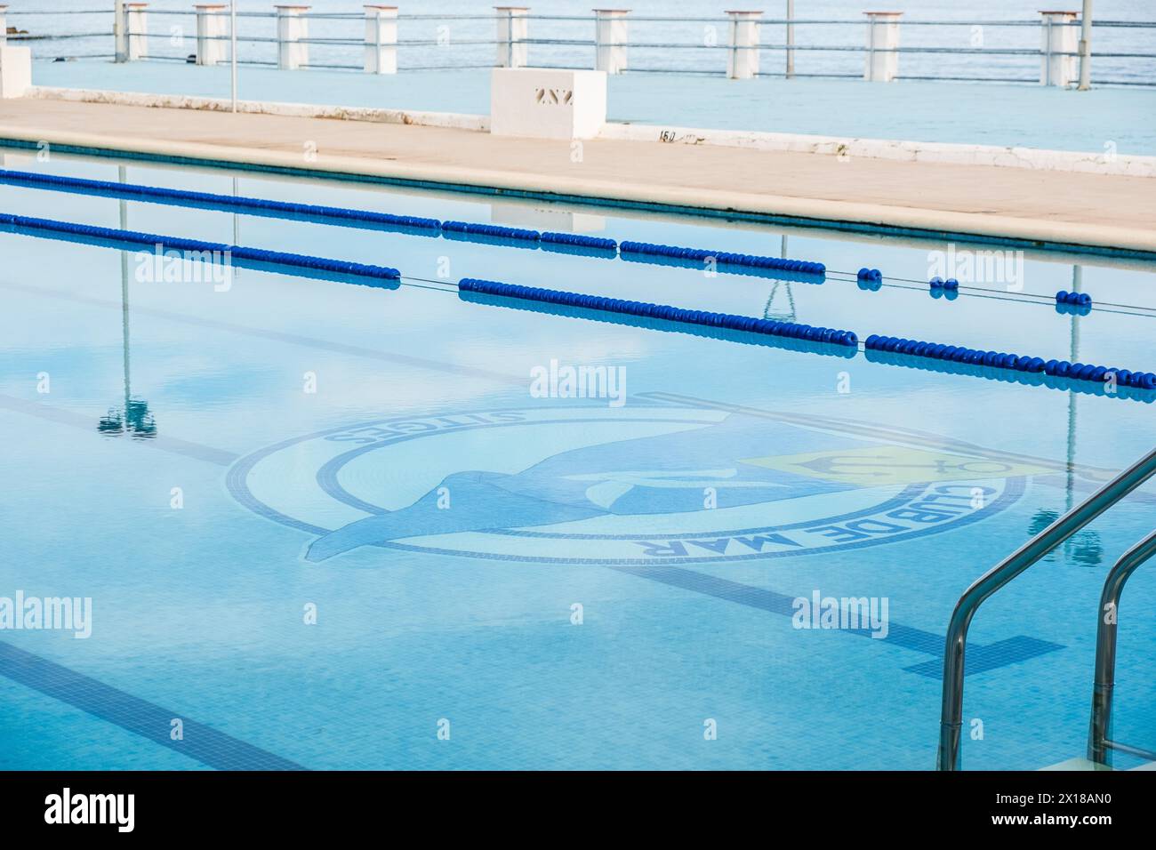 Piscina sulla spiaggia di Sitges, Spagna Foto Stock
