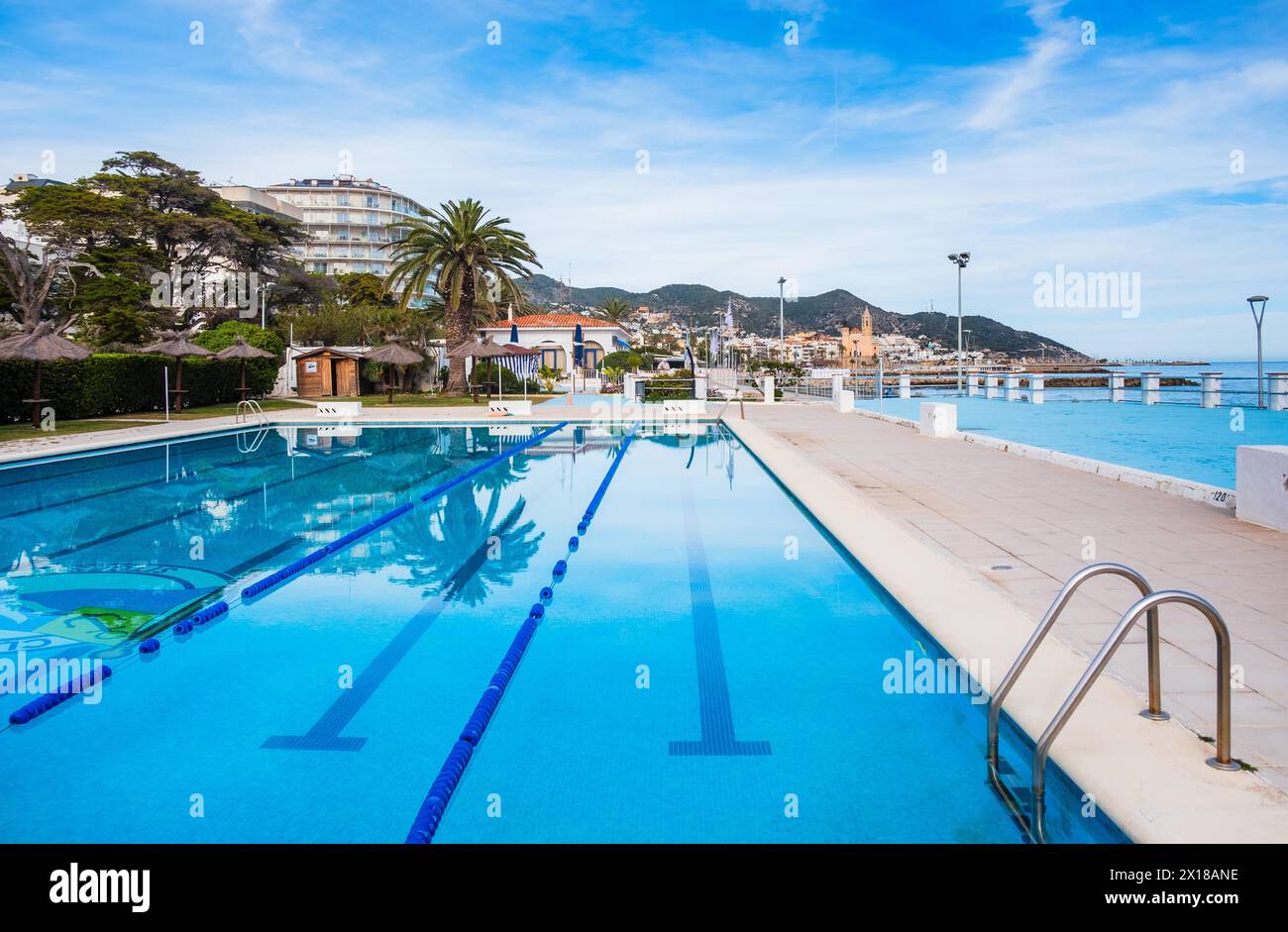 Piscina sulla spiaggia di Sitges, Spagna Foto Stock