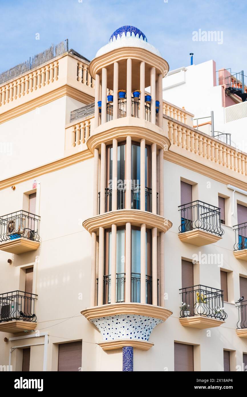 Facciata in stile Art Nouveau di una casa sul lungomare di Sitges, Spagna, Europa Foto Stock