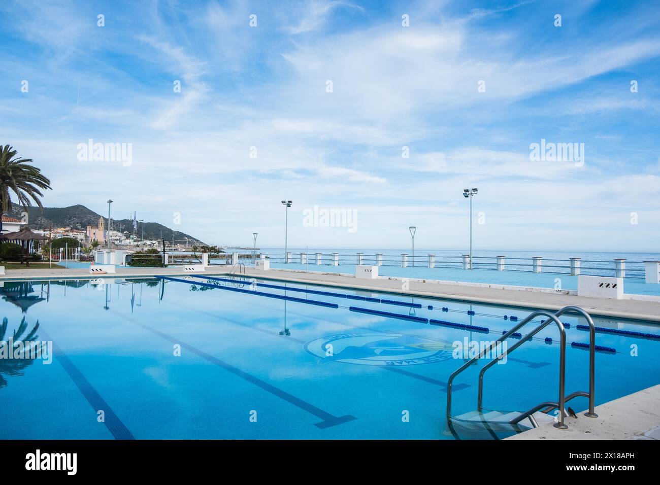 Piscina sulla spiaggia di Sitges, Spagna Foto Stock