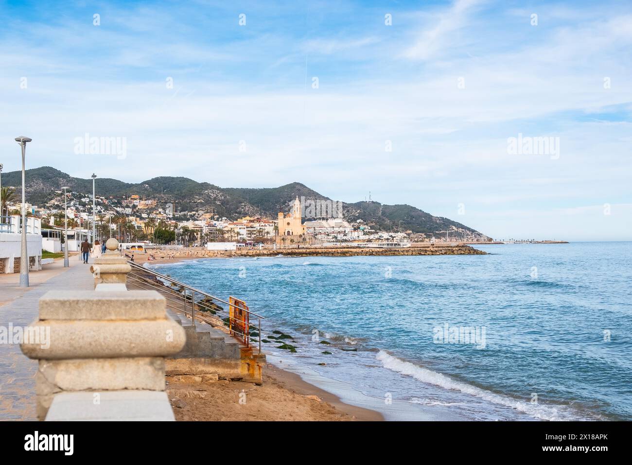 Spiaggia e passeggiata a Sitges, Spagna Foto Stock