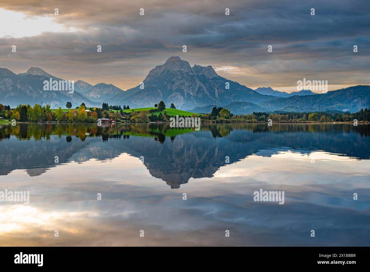 Sunrise, Hopfensee, vicino a Fuessen, Ostallgaeu, Allgaeu, Swabia superiore, Swabia, Baviera, Germania Foto Stock