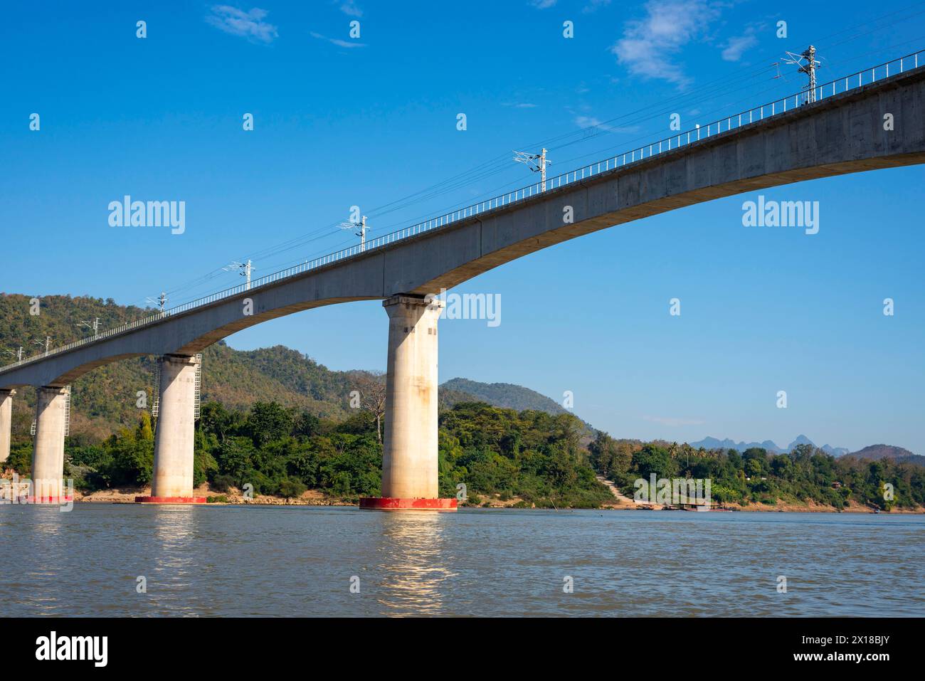 Ponte sul Mekong per la ferrovia Cina-Laos, vicino a Luang Prabang, provincia di Luang Prabang, Laos Foto Stock