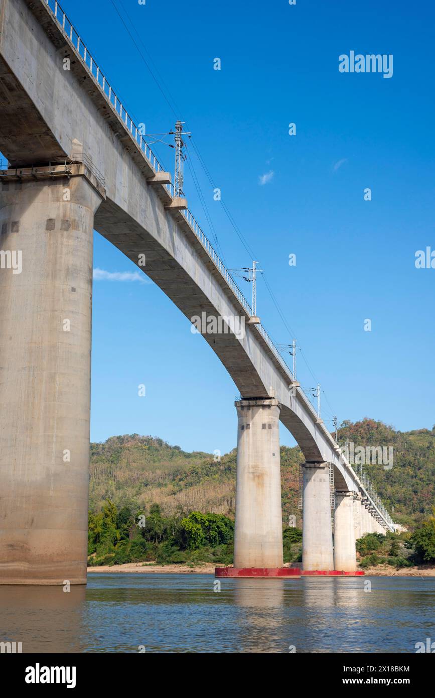 Ponte sul Mekong per la ferrovia Cina-Laos, vicino a Luang Prabang, provincia di Luang Prabang, Laos Foto Stock