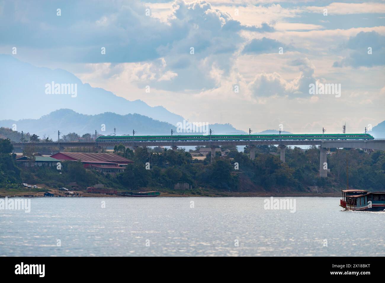 Ponte sul Mekong per la ferrovia Cina-Laos, vicino a Luang Prabang, provincia di Luang Prabang, Laos Foto Stock