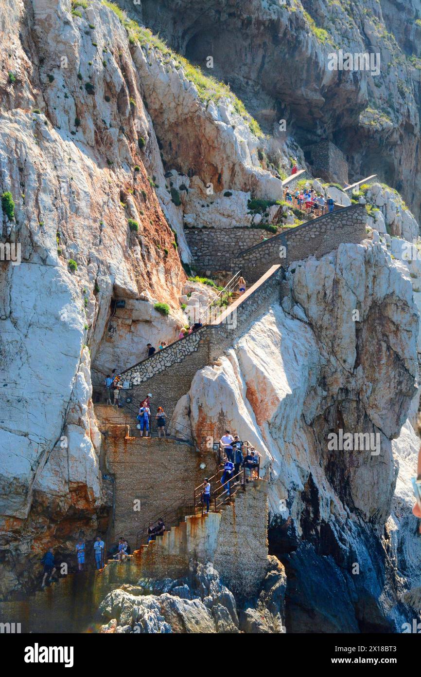 Scale con i visitatori all'esterno della scogliera di Capo caccia vicino alla grotta di Grotta Nereo, Alghero, provincia di Sassari, Sardegna, Italia, Mar Mediterraneo Foto Stock