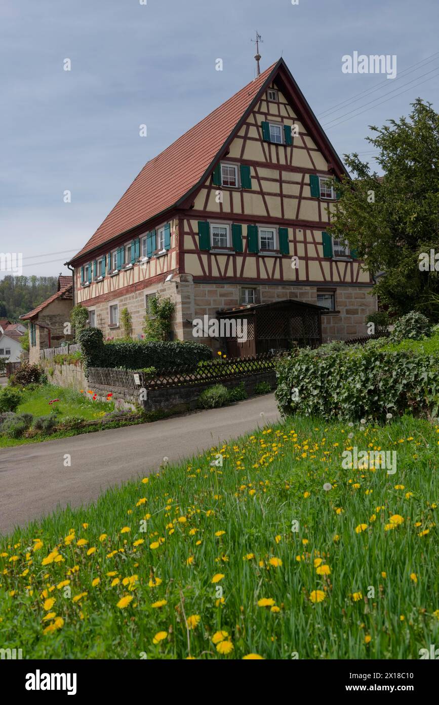 Casale in legno nel centro storico del paese, Gailenkirchen, Schwaebisch Hall-Gailenkirchen, Pfarrer-Mayer-Haus, Naturpark Foto Stock