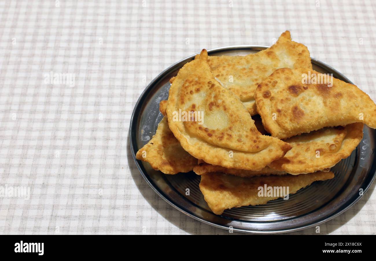 Focaccine fritte con ripieno di carne. Conosciuto in Asia come chebureks. Foto Stock
