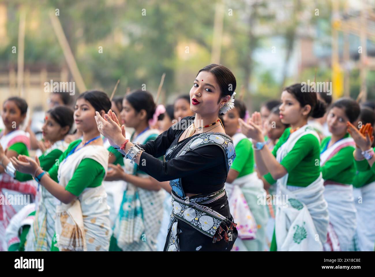 Un'istruttrice danza Bihu mentre insegna danza bihu in un workshop, in vista del festival Rongali Bihu, a Guwahati sabato 6 aprile 2024. FOTO: DAVID Foto Stock