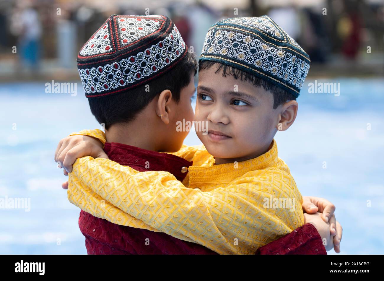 I bambini musulmani celebrano Eid al-Fitr, che segna la fine del mese di digiuno del Ramadan, dopo aver eseguito la preghiera di Eid al-Fitr a Eidgah in Foto Stock