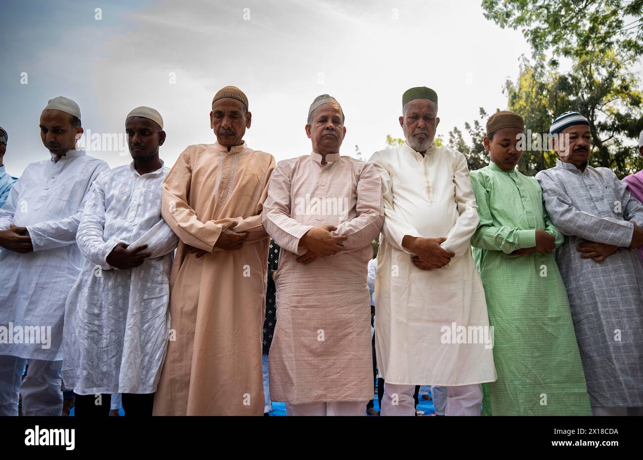 I musulmani si riuniscono per eseguire la preghiera di Eid al-Fitr a Eidgah a Guwahati, Assam, India, l'11 aprile 2024. I musulmani di tutto il mondo celebrano l'Eid Foto Stock