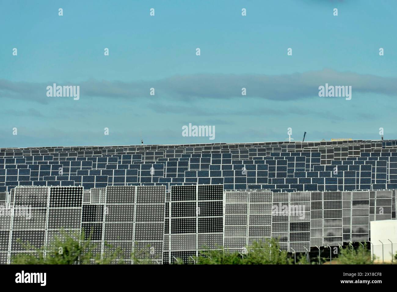 Centrale solare, campo solare vicino a Cordoba, grande impianto solare fotovoltaico sotto un cielo azzurro chiaro mostra la produzione di energia moderna, provincia di Jaen Foto Stock