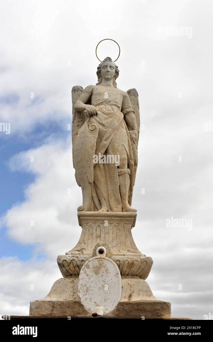 Figura della chiesa, figura della Madonna, Puente Romano-Puente Viejo, ponte sul Rio Guadalquivir, Cordoba, dettaglio di una scultura d'angelo di fronte a Foto Stock