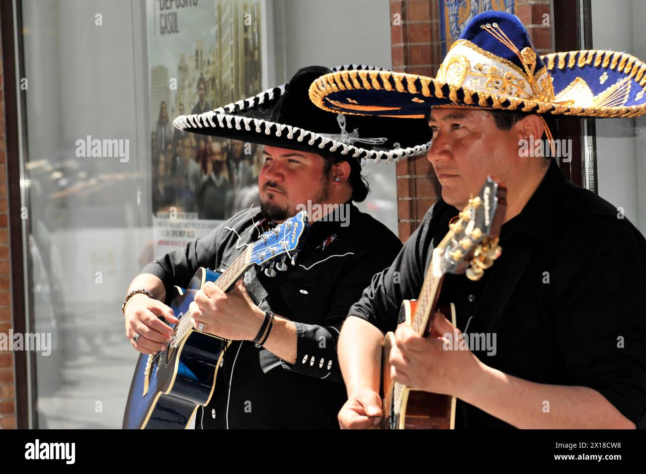 Siviglia, due musicisti in sombreros messicani tradizionali che suonano la chitarra, Siviglia, Andalusia, Spagna meridionale, Spagna Foto Stock