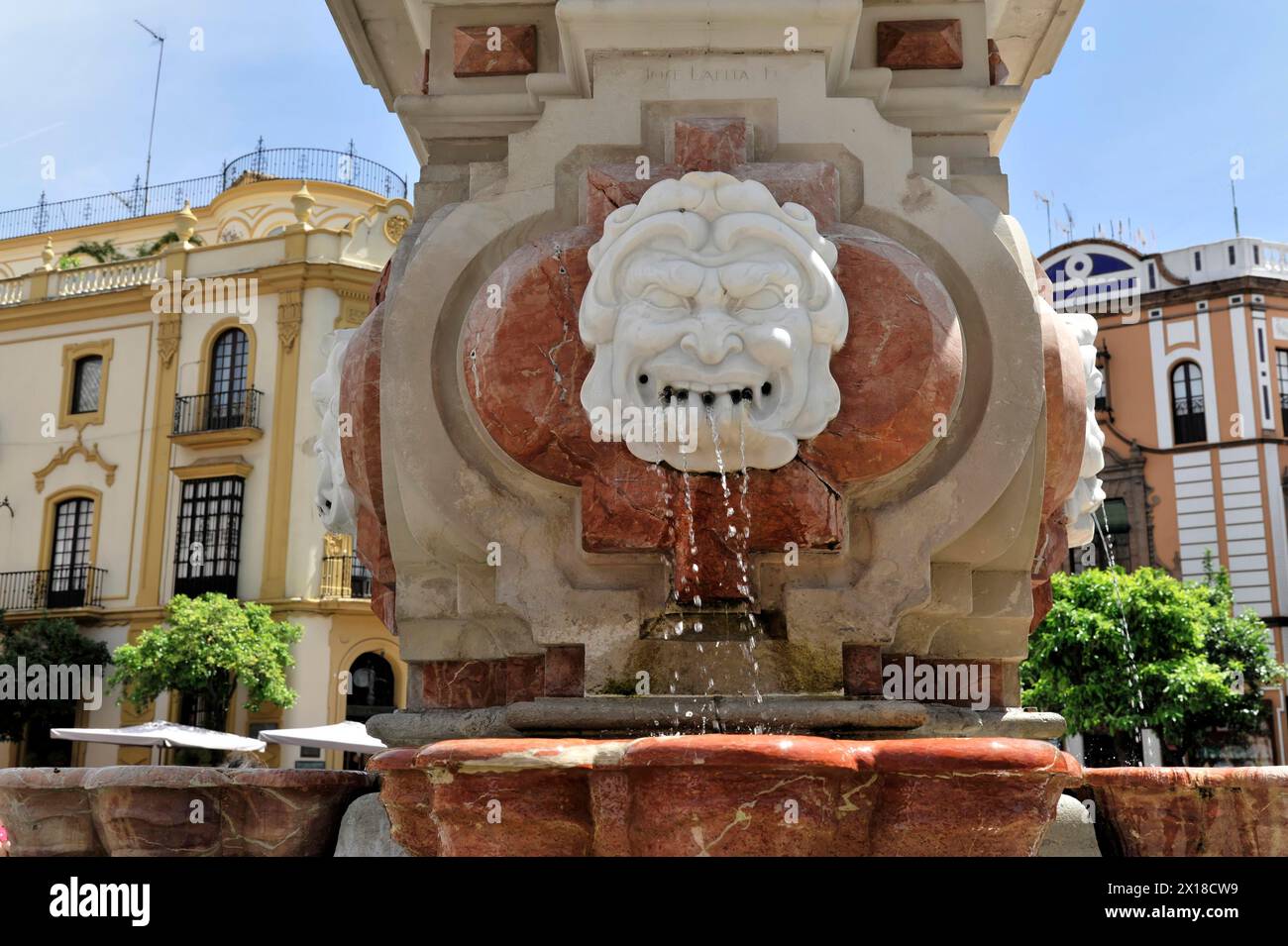 Siviglia, fontana di marmo con il volto di un leone da cui scorre l'acqua, Siviglia, Andalusia, Spagna meridionale, Spagna Foto Stock