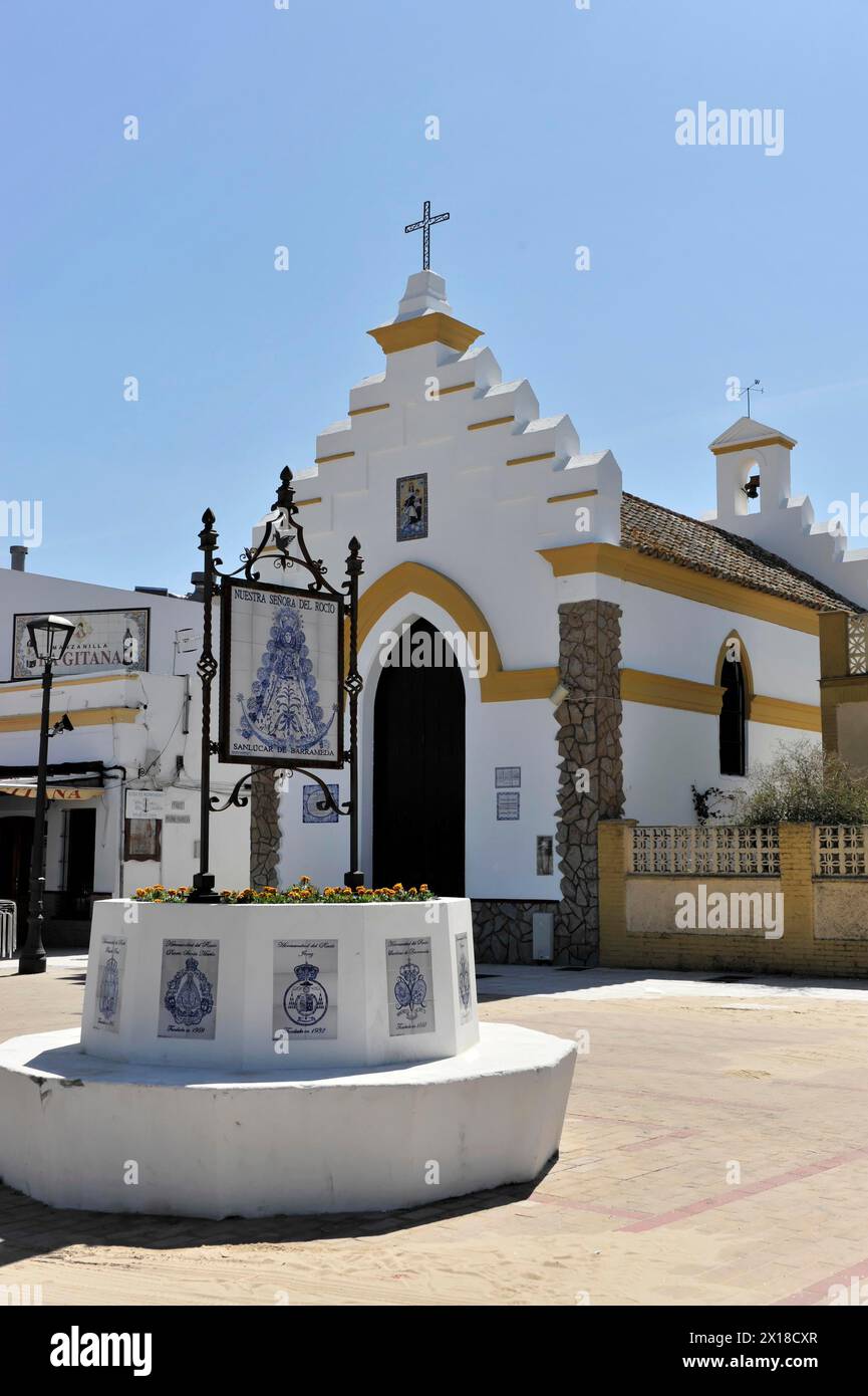 Sanlucar de Barrameda, provincia di Cadice, Una chiesa dipinta di bianco con architettura tradizionale sotto un cielo blu, Andalusia, Spagna Foto Stock