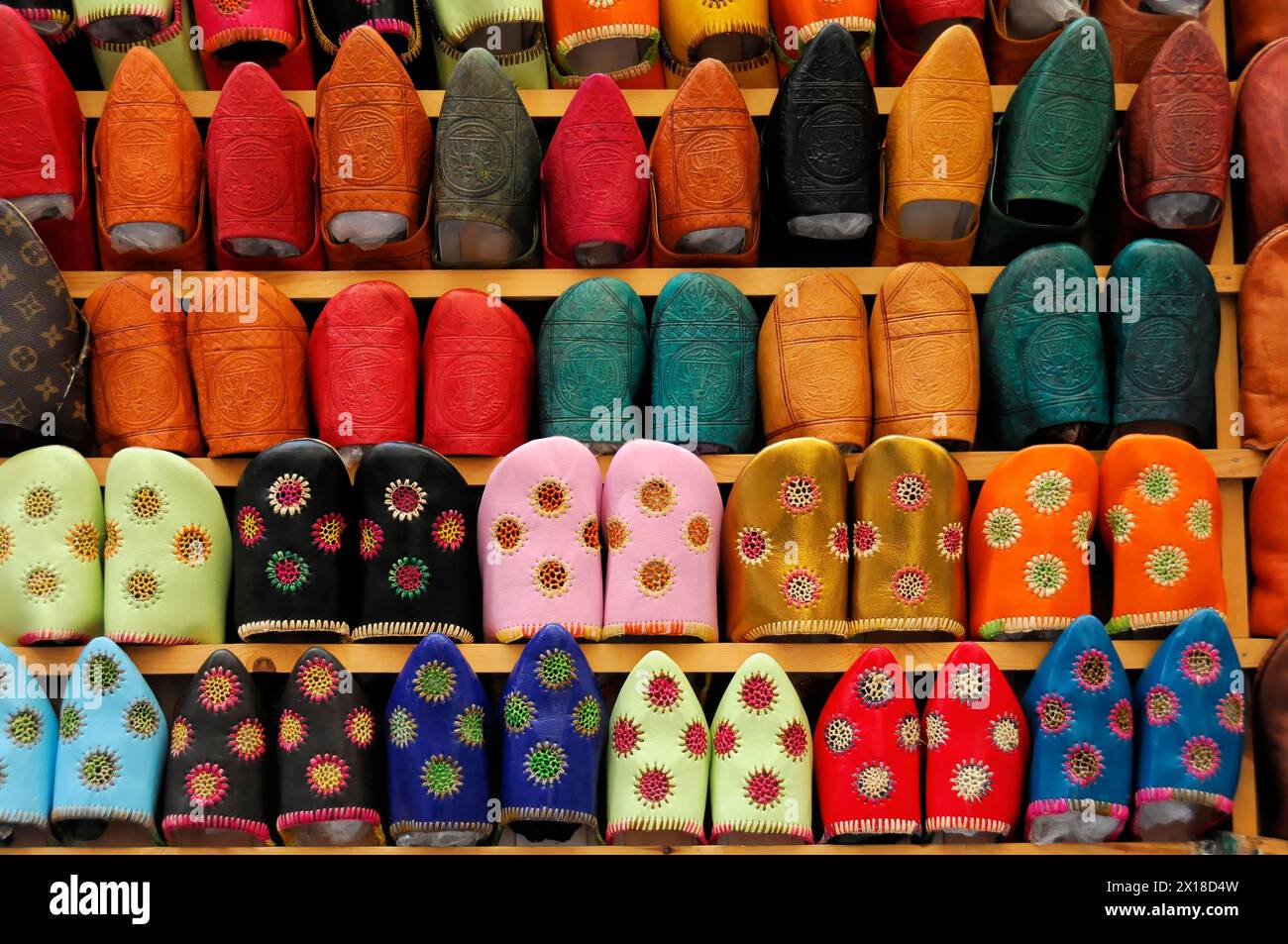 Fez, scarpe colorate in tessuto ricco di fantasie dal design orientale, una accanto all'altra, Marocco settentrionale, Marocco Foto Stock