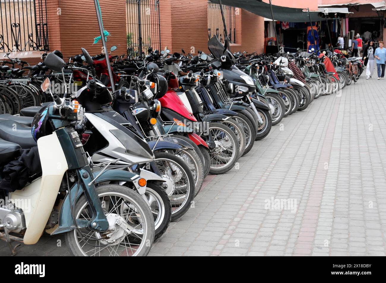 Marrakech, molte moto parcheggiate in fila su un marciapiede della città, Marrakech, Marocco Foto Stock