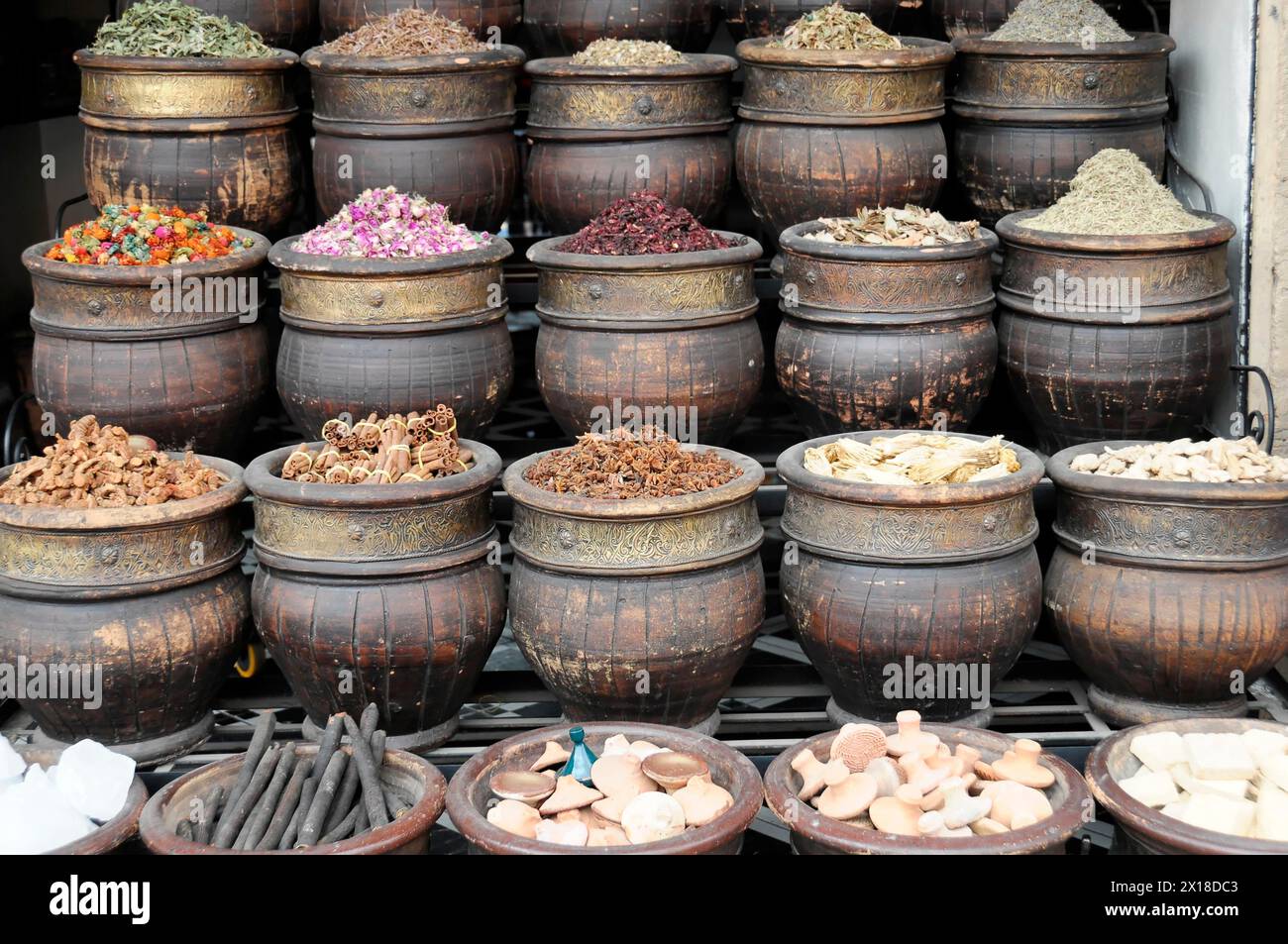 Marrakech, varie spezie in botti di legno in un mercato, Marrakech, Marocco Foto Stock