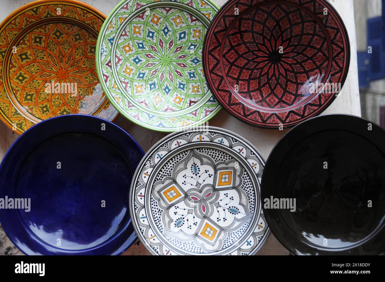 Essaouira, colorate piastre decorative in ceramica con motivi diversi su una parete, Marocco Foto Stock