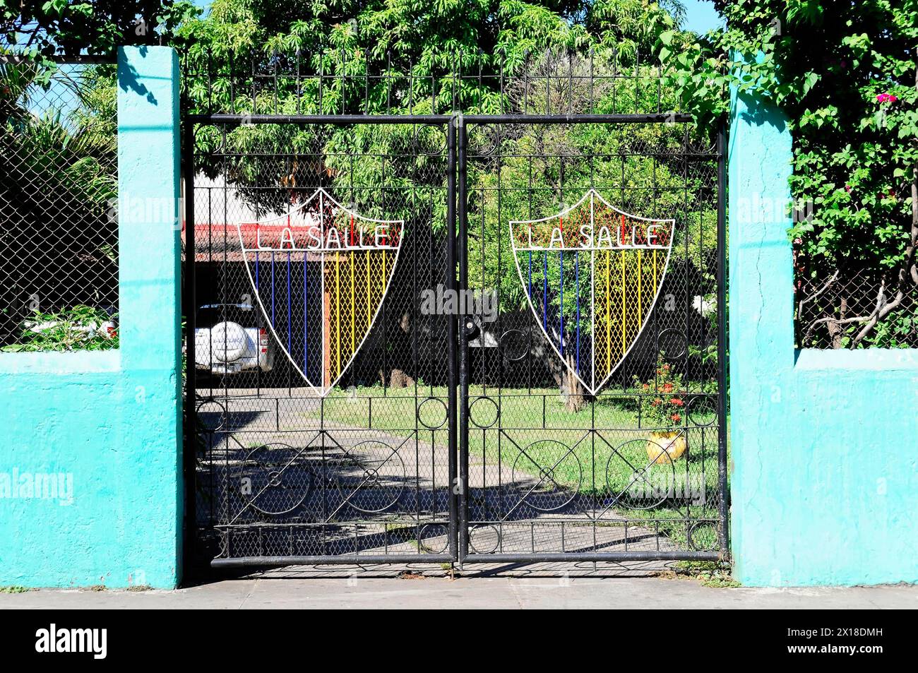 Leon, Nicaragua, Un cancello chiuso per un istituto educativo con stemmi alle porte, America centrale, America centrale - Foto Stock