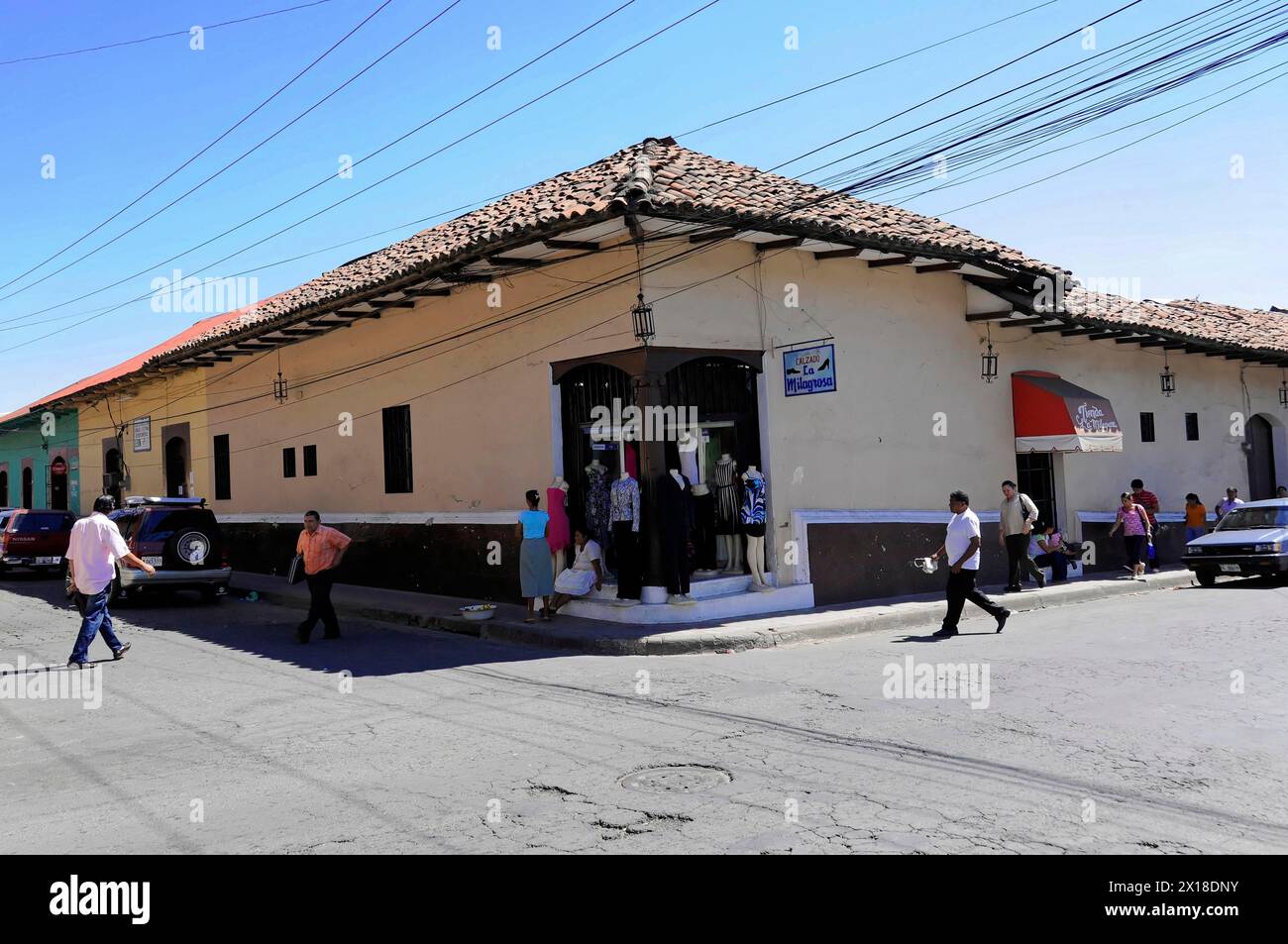 Leon, Nicaragua, la vita di tutti i giorni in strada con edifici coloniali e gente affollata, America centrale, America centrale - Foto Stock