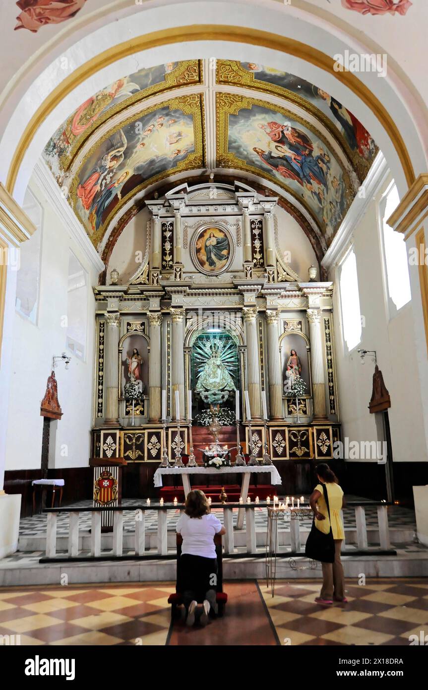 La Merced Church, costruita intorno al 1762, Leon, Nicaragua, veduta dell'altare di una chiesa con elaborati dipinti sul soffitto e statue, America centrale Foto Stock