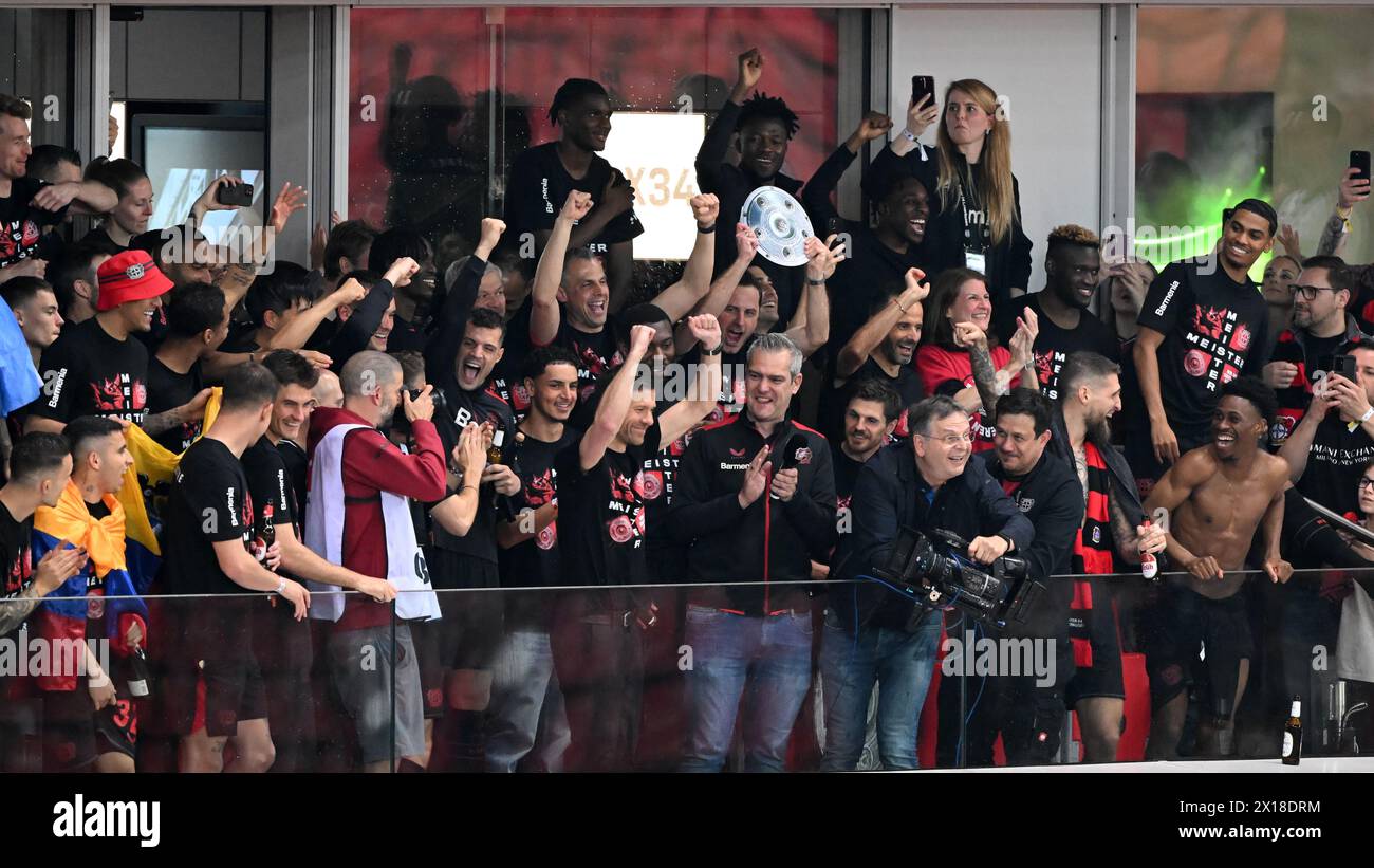 LEVERKUSEN - Bayer 04 Leverkusen coach Kovar, Noah Mbamba, Nathan Tella, Alejandro Grimaldo, Amine Adli, Victor Boniface, Adam Hlozek, Timothy Fosu Mensah, Exequiel Palacios, portiere Patrick Pentz, JEREMIE Frimpong, Madi Monamay, Gustavo Puerta, Granit Xhaka, portiere Niklas Lomb, Ken Izekor, portiere Jesper Schlich, Francis Onyeka, Noah Pesch, Daniel Lang, il portiere Luca Novodomsky, Ayman Aourir festeggiano la vittoria della Deutsche Meisterschale durante la partita di Bundesliga tra Bayer 04 Leverkusen e Werder Brema alla Bay Arena il 14 aprile 2024 a Leverkusen, Germania. ANP | Hollands Foto Stock