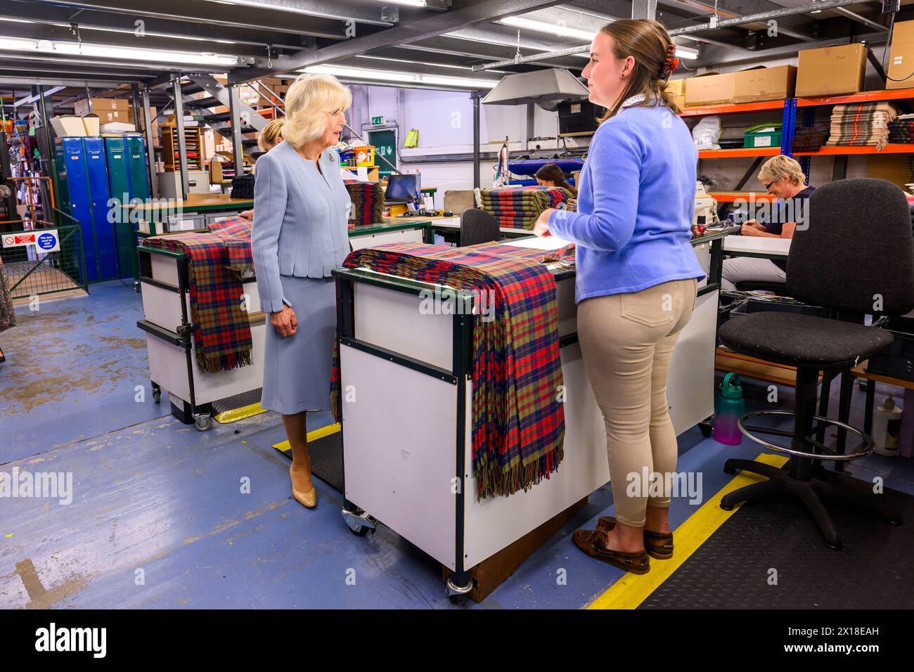 Re Carlo fa visita alla regina camilla di Lochcarron Mill Foto Stock